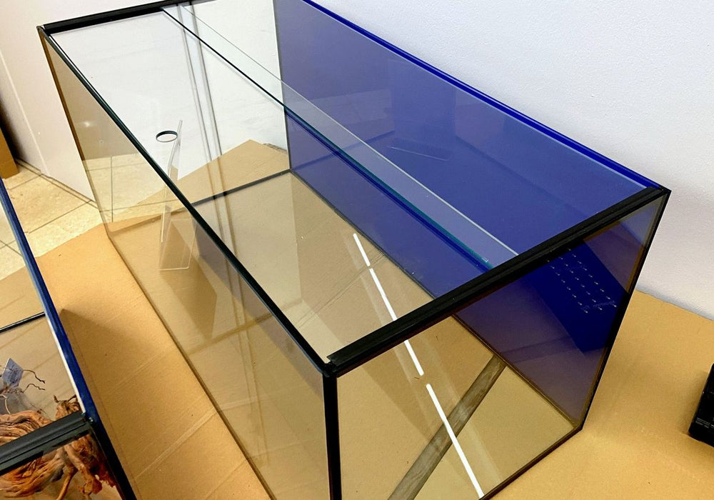 Individuelle FOLIERUNG mit Rückwandfolie "KÖNIGSBLAU" aqua-teck